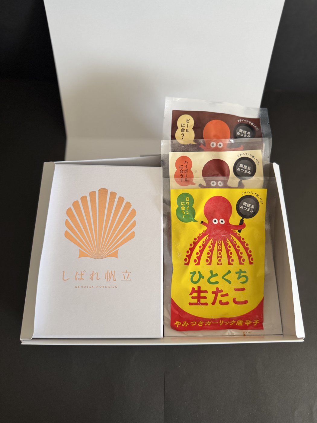 ギフト箱に入ったしばれ帆立の化粧箱とひとくち生たこ3味