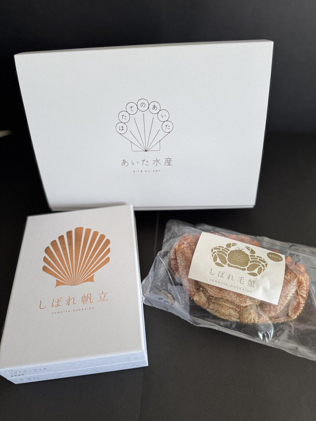 ギフト箱と、しばれ帆立・しばれ毛蟹